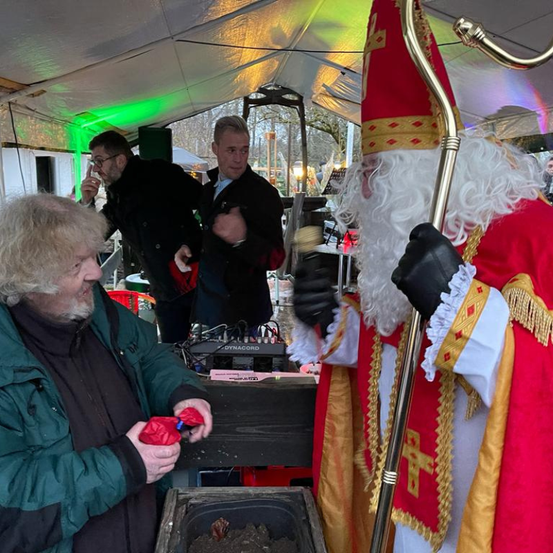 Der Nikolaus schaut bei der Essensausgabe und den Musiker vorbei. Daniel Ferber steht im Hintergrund.