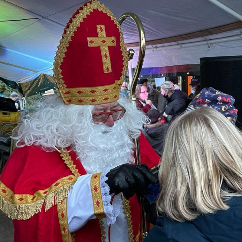 Der Nikolaus verteilt seine Gaben. Die Kinder haben sich darüber sehr gefreut.