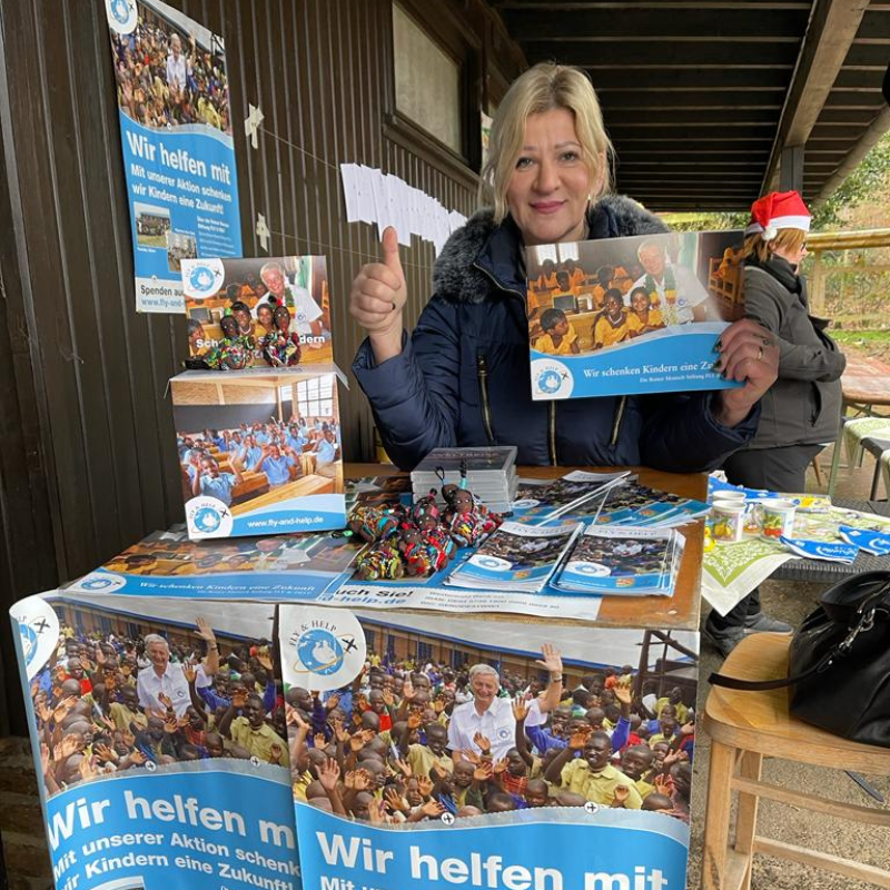 Jolanta Hastenpflug vor einem Infostand von Fly & Help. Weihnacht om Kühkopp.